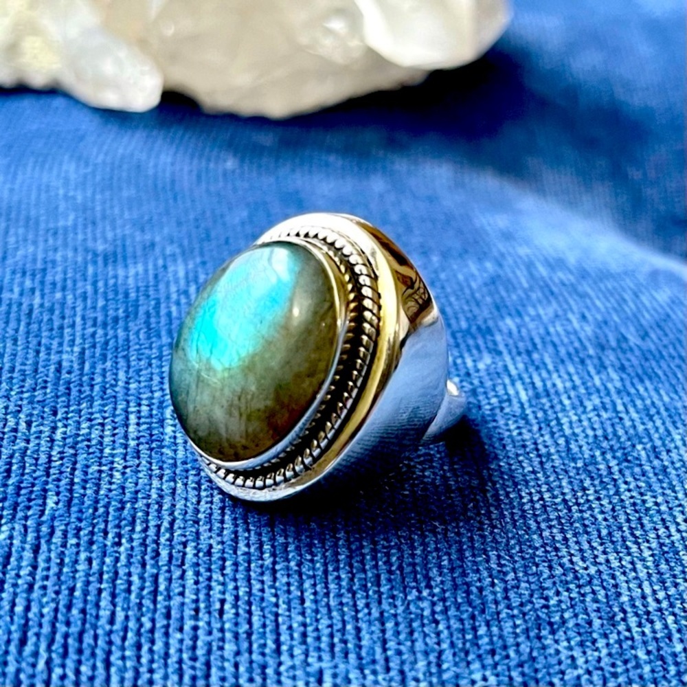 🎉🎉 Host Pick! Sz 6 cabochon, chatoyant labradorite, .925 sterling silver